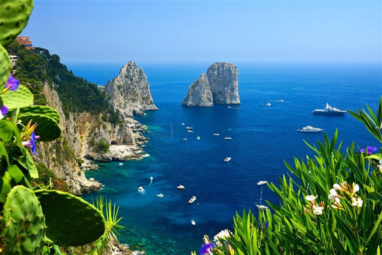 Sorrent und die Inseln in der Bucht von Neapel ©jenifoto/istock